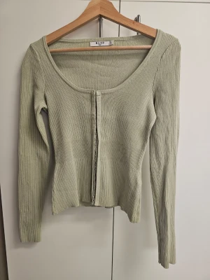 Ribbad topp med knäppning - NA-KD - Fin topp med knäppning. I fint skick!