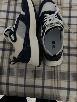 H&M skor  - Mörkblåa och vita skor! Pris kan gå ner vid snabbköp! Skorna är använda 1-3 gånger men det är inget fel med de alls