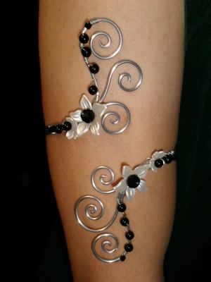 Armcuff  - Finns både i silver och guld💞 Lättböjd material som är enkel att justera. Vid osäkerhet, skriv gärna din till mig din omkrets på armen🥰 Jag gör även customs!
