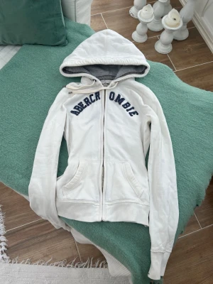 Abercrombie & fitch zip - Storlek M, känns som S. Skickas inom 24h. Se liknande plagg i min profil!