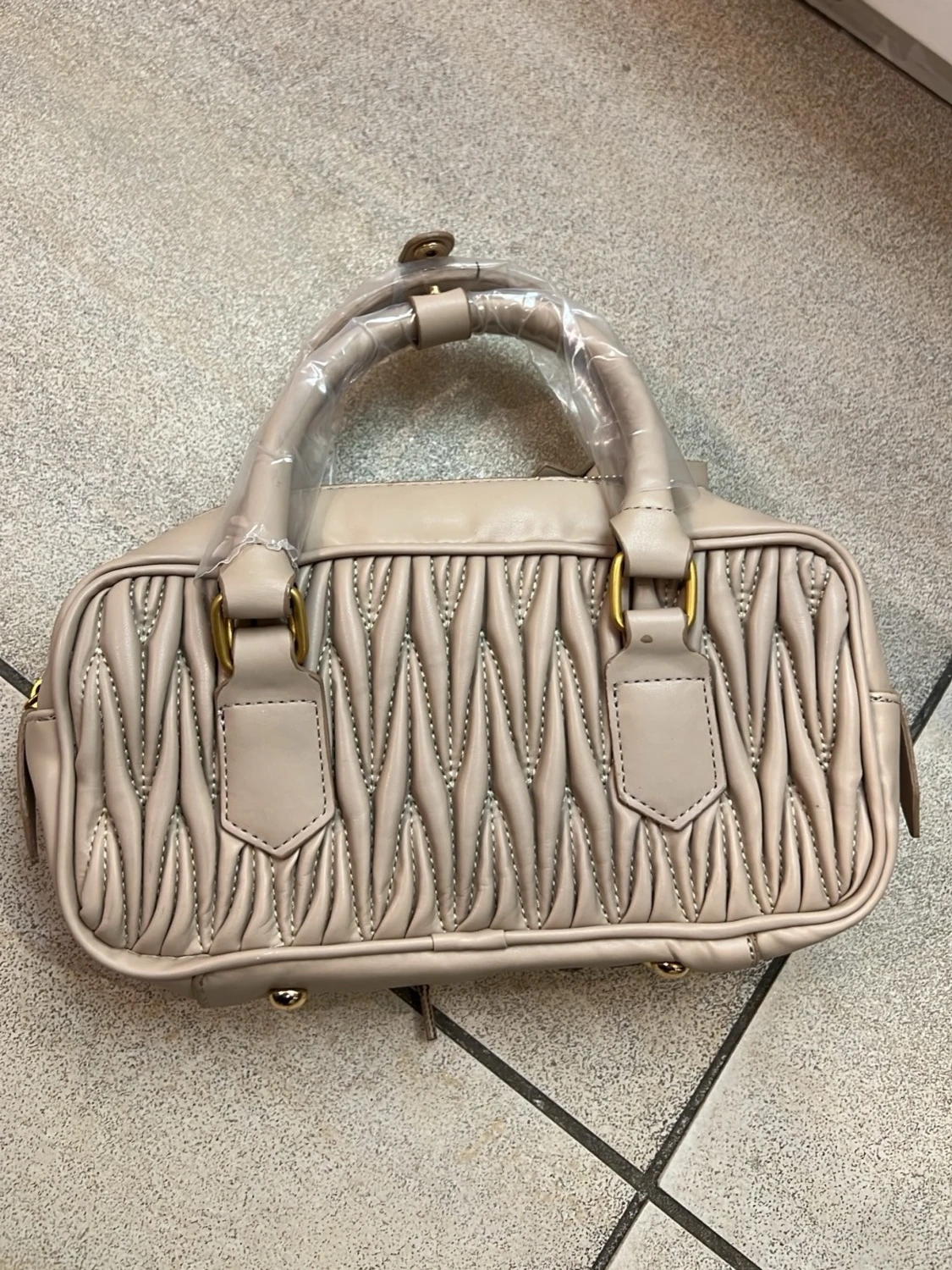 Beige handväska med pärldetaljer - 3