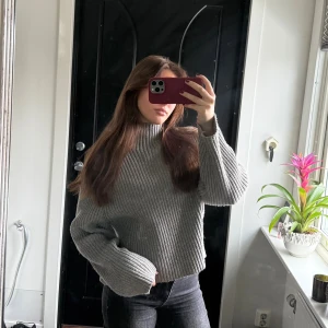 Grå/begie ribbstickad tröja med hög krage - En snygg grå/begie ribbstickad tröja med hög krage och vida ärmar. Tröjan har en avslappnad passform och är gjord i ett mjukt material. Jag bär vanligtvis S och plagget är i XS💕💕