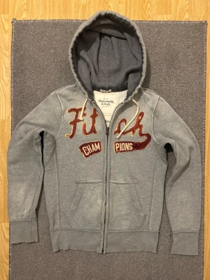 Vintage Abercrombie & Fitch Zip Hoodie - Säljer denna tvär feta och unika Abercrombie & Fitch zip hoodien!  | Storlek S | Mycket bra | Längd ≈ 66cm, Bredd armhåla - armhåla ≈ 53 cm | Modell 175cm, 68kg | Hör av vid fler frågor, priset kan diskuteras!