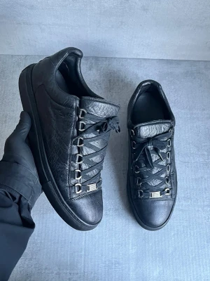 Balenciaga arena - Skick väldigt bra 9/10 | storlek 41 passar 42,5 | all og ingår | nypris 6000 (säljs inte längre) | skriv vid frågor 