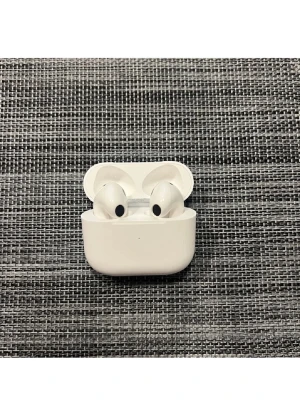 Vita trådlösa in-ear hörlurar - Snygga vita trådlösa in-ear hörlurar med laddningsetui. Smidig och kompakt design som passar perfekt i fickan. De har aktiv brusreducering och kvitto finns! 