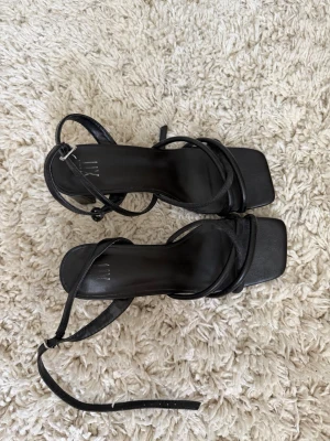 Klackskor  - Använt 2 gånger så väldigt bra skick! Köpte på din sko i somras för 400-500kr. Storlek 37. Pris kan diskuteras!