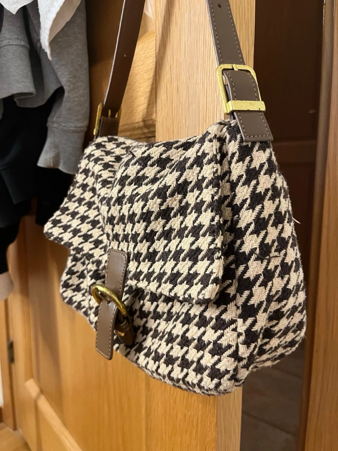 Houndstooth handväska med brunt spänne - 1