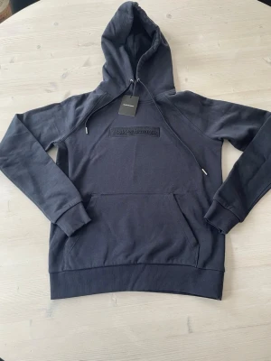Peak Performance Hoodie (helt ny) - Helt ny. Prislapp finns kvar. Aldrig använd. Storlek xs