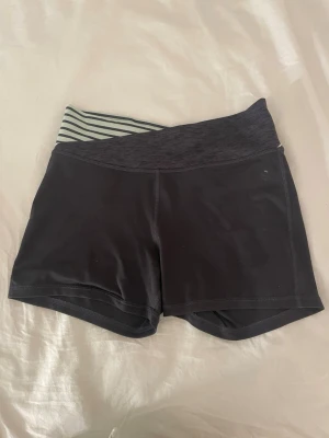 Tränings shorts  - Säljer ett par jätte sköna tränings shorts då de inte komme till användning längre. De går som ett kryss i mitten med en blå sida och en grå/svart💗