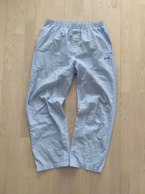 Hugo Boss byxor  - Tjena! Säljer nu dessa extremt eftertraktade byxorna från Hugo Boss. Storlek L och i fint skick! Priset är ej hugget i sten så hör av dig vid minsta fundering:)