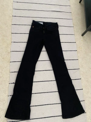 Svarta low waist Cheap Monday jeans  - Säljer mina helt nya Cheap Monday jeans eftersom de var försmå på mig!💕