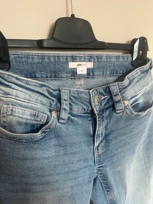 Real low rise jeans från Gina strl158 - Använda 1-3 gngr och säljes nu pga av att de inte används! Skriv för intresse och pris kan ändras!