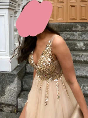 SÖKER!!!! - SÖKER likande balklänning, storlek 36 och uppåt 