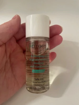 Make P:rem rengöringsolja 20ml - En liten flaska genomskinlig rengöringsolja från Make P:rem, Safe me. Relief moisture cleansing oil. Tar effektivt bort smink och pormaskar med hjälp av fröolja. Perfekt att ha med i väskan eller på resa. Flaskan är i plast med vitt skruvlock. Populärt koeransk hudvård 