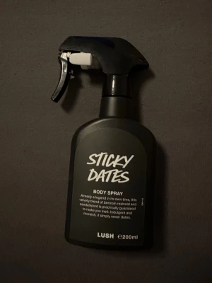 Lush Sticky Dates Body Spray 200ml - Hälften kvar