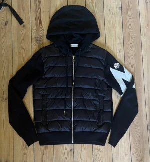 Moncler Cardigan - Väldigt bra skick, knappt använd. Storlek M men passar också S. 