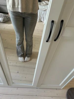 Grå bootcut jeans från Gina tricot  - Snygga grå bootcut jeans. Jeansen har en något utsvängd passform nertill och är tillverkade i stretchigt denimtyg för extra komfort. Bekväma midwaist jeans