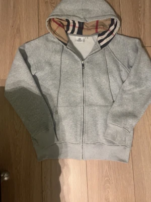 BB Hoodie Storlek S (Passar 150-60cm) - HÖR AV DIG FÖR BILDER! ANVÄND FAST INGA TÄCKEN PÅ DET OCH INGA FLÄCKAR! En fet BB hoodie som är storlek S, det är storlek S fast passar folk som är 150-160cm långa. Den är liten i storlek och skulle säga att den är storlek XS och lite mindre! 