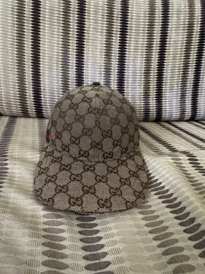 Keps - En fin G# keps som jag nu valt sälja. Jag säljer detta eftersom den inte passar mig längre men detta är en jätte fin keps som verkligen sticker ut med sin beige färg och de färgade mönsterna på sidorna.