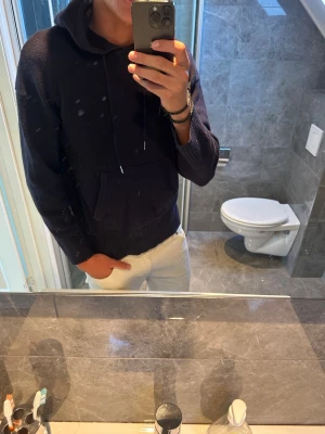 Mörkblå stickad hoodie  - Riktigt snygg stickad hoodie från Zara. Hoodien är i strlk M och är något kort på mig som är 188cm. Finns inga skador på hoodien. Hör av er vid fler frågor:)
