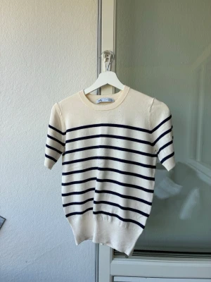 Tunn kortärmadtröja Zara - Lite nopprig på vissa ställen men i fint skick 