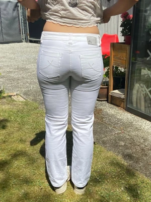 Vintage vita low waist straight leg jeans med låg midja S.oliver  - Snygga vita raka jeans med låg midja och klassiska fem fickor. Sparsamt använda och i mycket bra skick! I storlek W38 L36, och passar mig som har 36/38 i jeans perfekt. Jag är 170 cm och de går hela vägen ner på mig men passar nog bäst om man är någon cm kortare!🌸