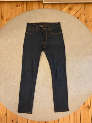 Nudie Jeans - Nudie jeans i modellen lean dean. Storlek W30 L30. Mycket bra skick inga tecken på användning. Nypris ca 1600kr, mitt pris 249kr. Hör av er vid frågor eller funderingar.