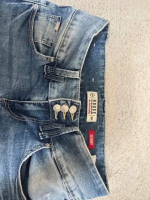 Blå jeansshorts från House - Snygga blå jeansshorts från House. Jag har klippt dessa short själv. Storlek 34. Jag accepterar alla bud på alla mina artiklar! 