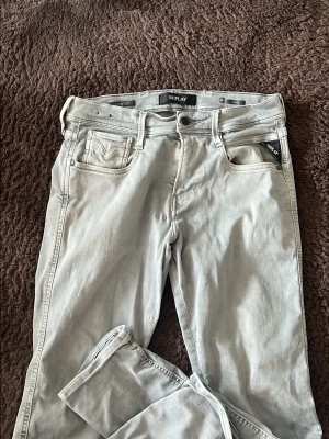 Ljusgrå jeans från Replay - Säljer ett par ljusgrå jeans från Replay, modell Anbass. Hyperflex. Storleken är 30/30. Perfekta för dig som gillar stilrena och moderna jeans.
