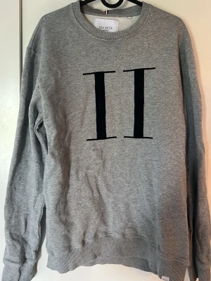 Grå sweatshirt från Les Deux - Ny och oanvänd klassisk grå sweatshirt från Les Deux. Tröjan har rund halsringning och är i storlek M. Perfekt för en stilren och enkel look. Skriv vid funderingar!🙌