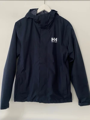 Helly Hansen regnjacka  - Säljer denna regnjacka från Helly hansen. I storlek S i mycket bra skick, använd max 5 gånger. 