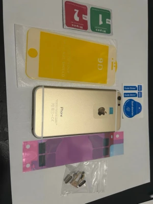 iPhone 6 baksida /guld  - Säljer en iPhone 6 guld baksida, en SIM-korthållare, knappar , skärmskydd och en uppsättning rengöringsdukar. baksida för iPhone 6, perfekt för att ersatta en skadad baksida, kontakta mig om du undrar över något