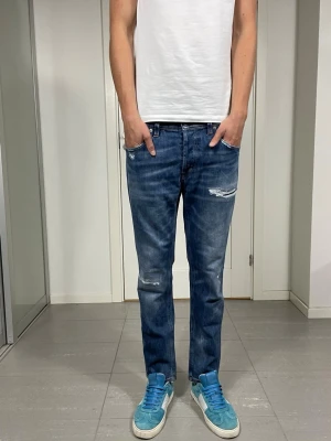 Dondup Jeans - Säljer nu dessa Dondup Jeans med snygga slitningar i populär design, mått ca 38,5 o 100 cm. skriv för fler bilder/frågor🙌🏼