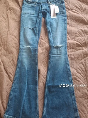 Lågmidjade jeans - Helt nya jättesnygga 14+ Pleated Flare Jeans i färgen LT Blue från Gina Tricot. Storlek XXS. Lapparna sitter kvar och jeansen är aldrig använda. Säljs eftersom de inte passade. Trendig flare-modell med snygg passform till rätt storlek.