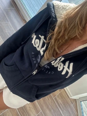 Hollister zip med foder  - Storlek M, kan kännas som en S. Frakt 24h. A16