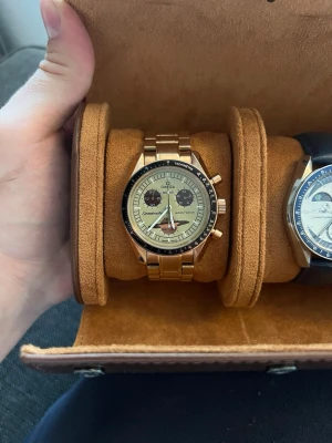 Moddad Omega swatch Moonswatch mission to Saturn - Detta är en omega x swatch Moonswatch mission to Saturn som är modifierad med en metallboett och metallarmband inspirerat av omega speedmaster. Perfekt för dig som vill ha en moonswatch men tycker att det kanns fjantigt med en plastklocka eller drömmer om en speedmaster. Den har en skön tyngd och är byggd på korrekt sätt med delar av hög kvalitet. 42mm stor. Låda, original boett och extra länkar följer med . Skriv om du har några frågor! Kan mötas upp i Nacka/stockholm om det är intressant.