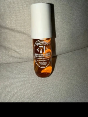 Sol de Janeiro Brazilian Crush 71 - En snygg parfymmist från Sol de Janeiro, Brazilian Crush Cheirosa 71. Flaskan är genomskinlig med orange vätska och har ett vitt, cylinderformat lock. Doften har inslag av vanilj och karamell, perfekt för dig som gillar söta toner.