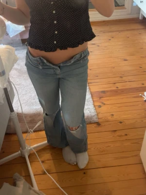 Ljusblå loose jeans med hål  - Säljer ett par ljusblå bootcut jeans med slitningar på knäna. Jättefina och endast använda 1 gång så som nya❣️