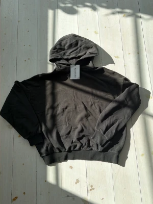 Acne studios hoodie  - Säljer nu en till acne studios hoodie!! Perfekt för sommaren på kvällen och passar även till andra högtider!! Storleken är M. Skriv vid frågor och funderingar!!