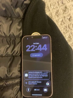 Moncler jacka - Säljer en svart jacka från Moncler. sopren design. Jackan har dragkedja framtill och Moncler-logga på ärmen. Perfekt för dig som vill ha en clean och modern look. Finns i svart och mörk blå