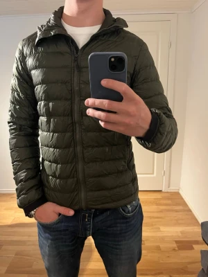 J.Lindeberg dunjacka mörkgrön  - Säljer denna sjukt snygga dunjacka från J.Lindeberg⭐️ Färgen är mörkgrön och storleken är M✅ Den har inga defekter och skicket är utomordentligt🙌🤝 Sjukt najs passform och passar perfekt till hösten☀️🙌 Tveka inte på att höra av er dig vid minsta fråga eller fundering😊