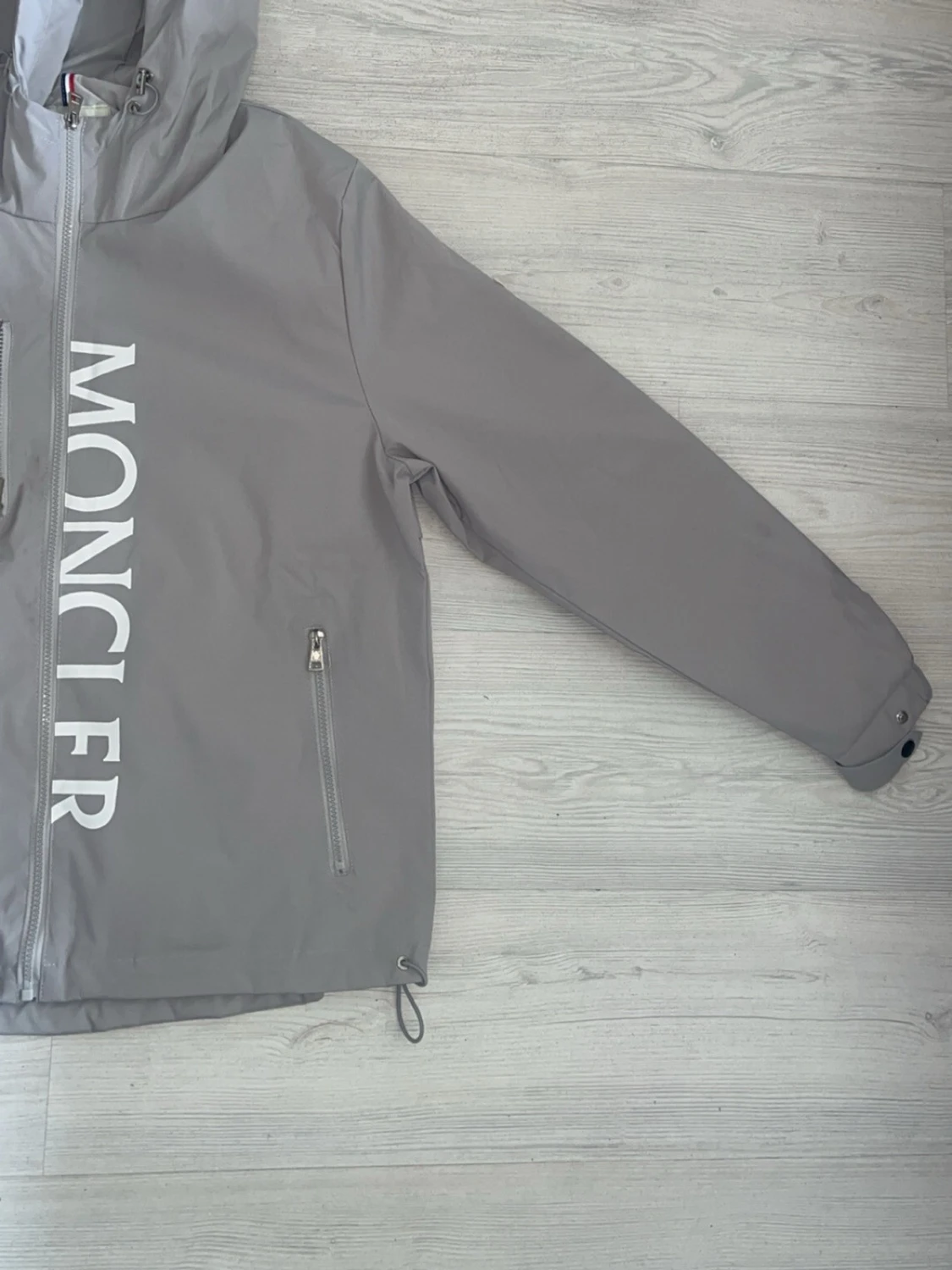 Grå vindjacka från Moncler - 1
