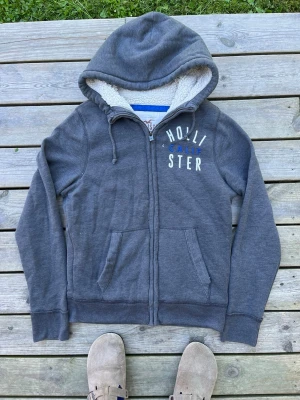 Riktigt chill hollister Hoodie  - Hollister Hoodie storlek M. Flis i luvan. Riktigt soft. 