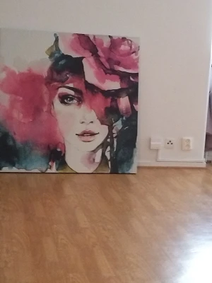 Stort canvas med rosa blommotiv - Säljer en stor tavla på canvas med abstrakt blommotiv i rosa, grönt och vitt. Perfekt som färgklick till rummet och ger en modern känsla med sina mjuka penseldrag och konstnärliga uttryck.