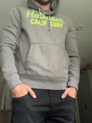 Hollister hoodie  - Riktigt skön Hollister hoodie som sitter riktigt bra. Den är lite tunnare och är luftigare och är perfekt för sommaren.