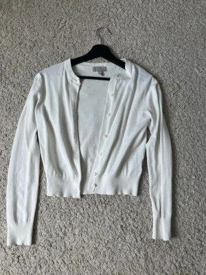 Vit cardigan från H&M - Säljer då den är för liten och aldrig kommer till användning😍😍