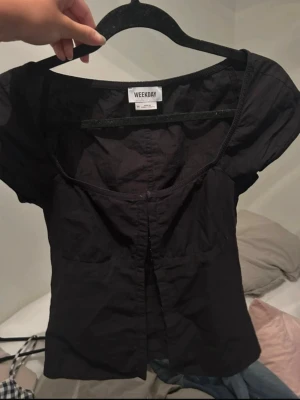 Snygg korsett topp  - Supersnygg korsett topp som jag säljer då den tyvärr är för liten för mig. Från weekday, nypris 350kr. Använd en gång tidigare av en kompis. Strl 36 men upplevs som xs (konstigt jag vet).