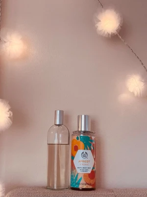 parfymer😽 - två parfymer från the body shop, skulle uppskatta att båda har 3/4 kvar i flaskan💐den till vänster luktar coconut å vanilla.                                                              en parfym: 20 kr                                                           båda parfymerna: 35 kr                                                 jag erbjuder bundle rabatter så kolla in mina andra annonser också! de är bara att höra av dig vid frågor eller prisförslag🌷 