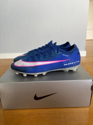 Nike mercurial Vapor 16 Elite ag - Hej,säljer ett par Nike mercurial Vapor 16 elite ag i storlek 43. Skorna har en strömlinjeformad design, snörning och syntetiskt material för bästa grepp och känsla på planen. Perfekta för dig som vill ha snabbhet och kontroll. Skorna är använda 2 träningar och är I nyskick. Säljer pga att de är för små. Skorna är köpta för 3099kr. Hör av dig om du har några funderingar!