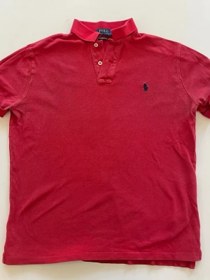 Röd Polo Ralph Lauren piké - Röd polo Ralph lauren piké. Udda passform och något utvättad